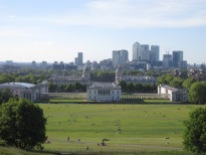 Blick vom Royal Greenwich Observatory auf den Greenwich Park, Queen's House und Old Royal Naval College