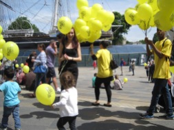 mitten in einer Luftballon-Promo-Aktion vor der Cutty Sark